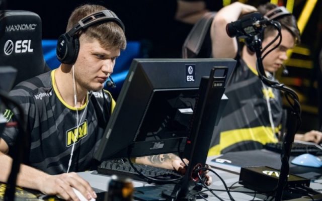 Giải thích thói quen đeo hai lớp tai nghe của game thủ chuyên nghiệp.